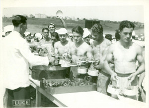 Fotografia d epoca originale 1936 ROMA Avanguardisti alla distribuzione del rancio al campeggio FOTOGRAFIA 1