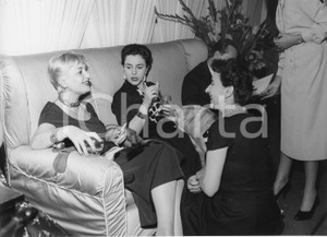 1955 SANREMO Rally del Cinema - Elena GIUSTI a un ricevimento *Foto 24x18 cm 1955Fotografia vintage rara d'epoca.Timbro archivio Publifoto Genova al verso.FORMATO: 24x18 cm CONDIZIONI: FAIR (lieve increspatura e difetti di stampa)ICHARTA mette in vendita le stampe vintage della collezione Publifoto Genova, per la maggior parte inedita o in tiratura di pochi esemplari. Si tratta di un'ottima opportunit&agrave; di investimento per i collezionisti di fotografie d'epoca.    originale e autentica 1