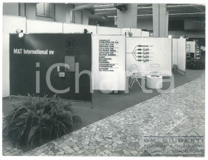 Fotografia d epoca originale 1972 FIERA DI MILANO Stand M&T INTERNATIONAL NV Chemicals  Foto 24x18 cm 1