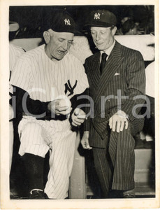1953 NEW YORK Duke of Windsor wears a YANKEE cap watching a baseball game *Photo