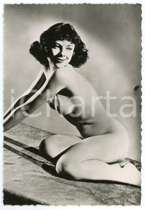 1950 ca VINTAGE EROTIC Young nude woman sitting - Photo risque 10x15 cm  Fotografia d'epoca.CONDIZIONI: GFORMATO: 10x15 cm    originale e autentica 1