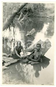 1930 ca CONGO BELGE Rivière PANDA - Deux jeunes filles *Photo L. GABRIEL 43 Fotografia originale d'epoca, in formato cartolina postale.FOTOGRAFO: L&eacute;opold Gabriel - Panda - Katanga  GOOD/buono  Formato: 9x14 cm originale e autentica 1