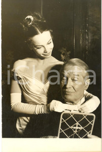 1957 CINEMA Leslie CARON sistema il papillon di Maurice CHEVALIER - Foto 12x17