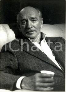 Fotografia d epoca originale 1990 PARIS Eddie BARCLAY music producer on his sofa Photograph 1