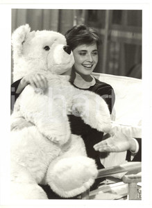 1990 ca CINEMA Isabella ROSSELLINI stringe un peluche *Foto VINTAGE 18x24 cm