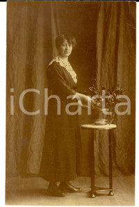 Fotografia d epoca originale 1930 ca ASSEN NL Ritratto di donna con vaso di fiori Foto cartolina E. MEIJER 1