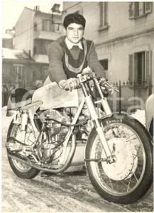 1956 MOTOCICLISMO BOLOGNA Tarquinio PROVINI con la nuova MONDIAL 250 *Foto