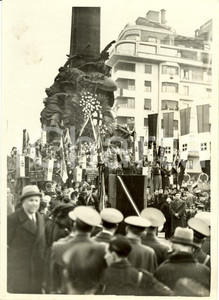 Fotografia d epoca originale 1939 MILANO Gastone GORRIERI parla davanti al Monumento Cinque Giornate Foto 1