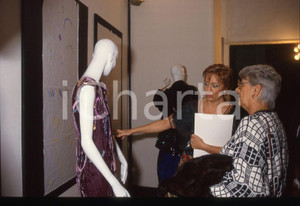 35mm vintage slide* 1990 ca COSTUME Giulia PANICHI PIGNATELLI - Evento MODA (3)  Diapositiva d'epoca, in formato 35 mm. CONDIZIONI: GOOD Tutti i diritti riservati.E' severamente vietata la riproduzione. ICharta mette in vendita, sul negozio eBay e in esclusiva sul sito "icharta" il proprio archivio composto da numerose diapositive e negativi fotografici d'epoca, tutti originali e autentici, che attraversano la storia del costume italiano tra gli la fine degli anni Sessanta e Novanta.Si tratta di uno sguardo inedito sull'attualit&agrave;, la politica, la vita quotidiana, il gossip e la cultura, che fotografa il cambiamento della nazione in quest'ultimo scorcio del XX secolo. Un'occasione unica per il mercato del collezionismo, che vede finalmente disponibile un archivio eccezionale per vastit&agrave;, tematiche e condizioni, in un settore (il negativo fotografico e la diapositiva) di assoluta novit&agrave; e dalle interessanti prospettive di investimento.  originale e autentica 1