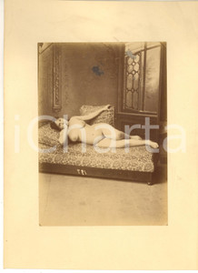 1900 ca VINTAGE EROTIC BOUDOIR Reclining nude woman on a sofa - RARE Photo Fotografia originale d'epoca, montata su cartoncino rigido.FORMATO: 18x25 cm (cartoncino); 12x16 cm (fotografia)CONDIZIONI: POOR (difetti di stampa)    originale e autentica 1