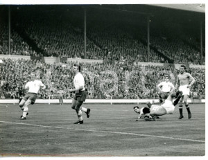 1960 FOOTBALL ENGLAND-YUGOSLAVIA 3-3 Milan GALIC crashes beside Ron SPRINGETT