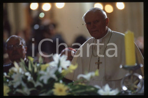 35mm vintage slide* 1994 ZAGREB Pope GIOVANNI PAOLO II Farewell ceremony  Diapositiva d'epoca, in formato 35 mm.CONDIZIONI: GOODE' severamente vietata la riproduzione. Tutti i diritti sono riservati.Nella diapositiva ICharta mette in vendita, sul negozio eBay e in esclusiva sul sito "icharta" il proprio archivio composto da numerose diapositive e negativi fotografici d'epoca, tutti originali e autentici, che attraversano la storia del costume italiano tra gli la fine degli anni Sessanta e Novanta.Si tratta di uno sguardo inedito sull'attualit&agrave;, la politica, la vita quotidiana, il gossip e la cultura, che fotografa il cambiamento della nazione in quest'ultimo scorcio del XX secolo. Un'occasione unica per il mercato del collezionismo, che vede finalmente disponibile un archivio eccezionale per vastit&agrave;, tematiche e condizioni, in un settore (il negativo fotografico e la diapositiva) di assoluta novit&agrave; e dalle interessanti prospettive di investimento.  FAIR/discreto   originale e autentica 1