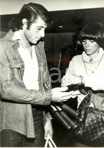 Fotografia d epoca originale 1975 ca TENNIS Guillermo VILAS e fidanzata partono dopo un match Foto 24x30 cm 1
