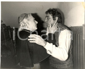 Fotografia d epoca originale 1960 ca TEATRO Walter CHIARI in una scena con un cardinale  Foto 25x20 cm 1