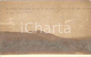 Fotografia d'epoca originale 1915 ca WWI MONTE SABOTINO - Scoppio granata sul Trincerone austriaco *Foto 1