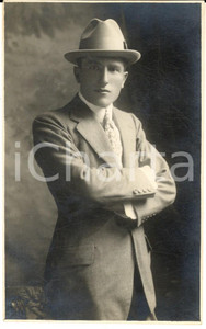 Fotografia d epoca originale 1925 ca TORINO Ritratto di giovane uomo Foto cartolina Enea MANGINI 1