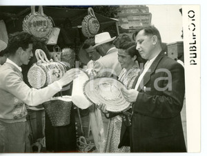 1956 POMPEI Comitiva di turisti russi a una bancarella di souvenir *Foto 18x13