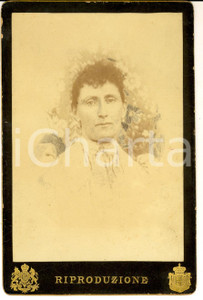Fotografia d epoca originale 1890 ca MILANO Ritratto di donna in abito bianco Foto MONTABONE 10 x 14 1