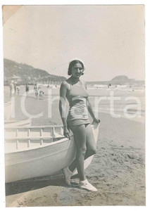 Fotografia d epoca originale 1925 ca ALASSIO Bagnante in posa con barca a remi  Fotografia anonima 7x11 cm 1