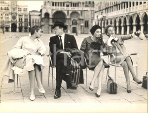 1959 VENEZIA SAN MARCO Carla GRAVINA VAN HEFLIN Silvana MANGANO Jeanne MOREAU Fotografia d'epoca con didascalia coeva al verso, scattata in occasione della Mostra del Cinema. CONDIZIONI: fair (sovraimpressione al margine inferiore)FORMATO: 24x18 cm     originale e autentica 1