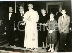 1958 ROMA Papa PIO XII riceve in udienza il cantante Perry COMO con la famiglia Fotografia d'epoca con didascalia coeva al verso. CONDIZIONI: GFORMATO: 18x13 cm     originale e autentica 1