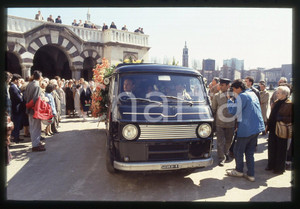 35mm vintage slide* 1986 MILANO Funerale Michele SINDONA - Trasporto feretro (1)