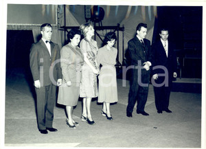 1961 TORINO TEATRO Il cast dello spettacolo "Diario di un secolo" *Foto 24x18 Fotografia d'epoca con didascalia coeva. CONDIZIONI: POOR (increspature al margine superiore e piegatura angolare; macchie di inchiostro) FORMATO: 24x18 cm    originale e autentica 1