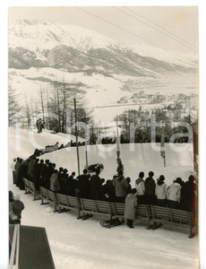 1957 SANKT MORITZ Campionati mondiali di BOB Pista di gara circondata dai tifosi Fotografia d'epoca con didascalia coeva.  CONDIZIONI: G FORMATO: 13x18 cm     originale e autentica 1