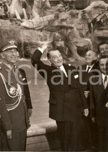 1957 ROMA Presidente francese René COTY getta moneta nella Fontana di Trevi Foto