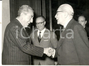 Fotografia d epoca originale 1960 MILANO Prefetto Angelo VICARI si congeda dal sindaco Virgilio FERRARI Foto 1