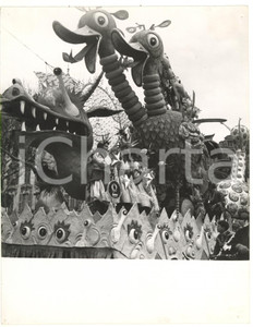 1959 CARNEVALE NIZZA Carro allegorico a tema "Raggiungimento della Luna" *Foto  Fotografia d'epoca, con didascalia coeva al verso.  CONDIZIONI: POOR (forellini da affissione agli angoli; piegature al margine superiore)FORMATO: 18x24 cm     originale e autentica 1