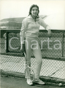 Fotografia d epoca originale 1980 MILANO Tennis Manuela ZONI tuta da allenamento SERGIO TACCHINI Fotografia 1