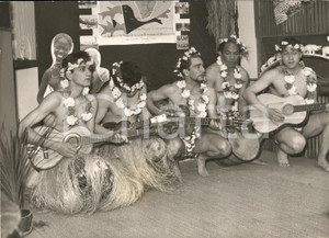 1953 PARIS Salon du Tourisme - Groupe de chanteurs d'HAWAII *Photo 18x13 cm