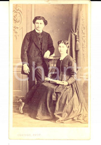 Fotografia d epoca originale 1870 ca LE MANS F Coppia di sposi con un libro Fotografia GUSTAVE CDV 1
