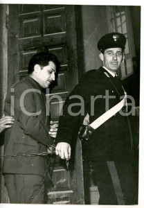 1960 TRIBUNALE DI BERGAMO Carabinieri con Vitalino MORANDINI mostro di PONTOGLIO Fotografia d'epoca con didascalia coeva.  CONDIZIONI: G FORMATO: 13x18 cm     originale e autentica 1