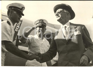 1959 ROMA Antonio SEGNI al rientro da Napoli con ufficiali Aeronautica - Foto  Fotografia d'epoca con didascalia coeva al verso.  CONDIZIONI: G FORMATO: 18x13 cm     originale e autentica 1