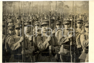Fotografia d epoca originale 1942 TOKYO WW2 Truppe giapponesi sfilano davanti all Imperatore FOTO DANNEGGIATA 1