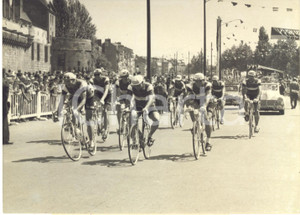 1957 CICLISMO TOUR DE FRANCE NANTES Partenza della squadra italiana - Foto Fotografia d'epoca con didascalia coeva.  CONDIZIONI: GFORMATO: 18x13 cm     originale e autentica 1