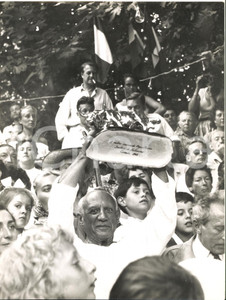 1955 VALLAURIS Pablo PICASSO a una corrida con Jean COCTEAU e i figli - Foto