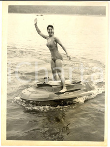 1956 RUISLIP LIDO - Kay HARRIS Windmill Girl demonstrates a water scooter *Photo