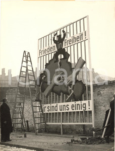 1953 BERLIN KREUZBERG Pannello pro pace tra le due Germanie *Fotografia 15x20 cm