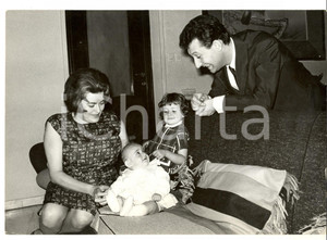 Fotografia d epoca originale 1960 ca PARIS Cantante Pierre PERRIN con la famiglia Fotografia 26x18 1