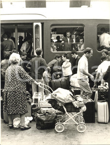 1965 ca MILANO Stazione Centrale - Assalto ai treni per le vacanze estive - Foto