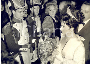 1963 PARIS Gina LOLLOBRIGIDA arriva alla prima di "Venere Imperiale" *Foto 18x13