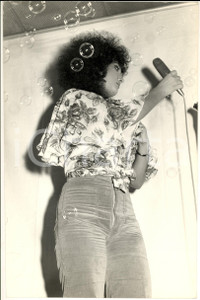Fotografia d epoca originale 1970 ca MUSICA ITALIA Marcella BELLA tra  bolle di sapone Foto 20x30 cm 1