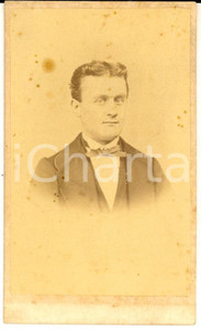 Fotografia d epoca originale 1870 ca COMO Ritratto di giovane con cravattino Fotografia G. NESSI CDV 1