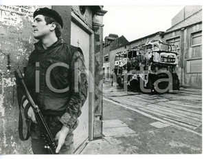 1976 CONFLITTO NORDIRLANDESE Militare con fucile / Autobus bruciato *Foto 18x13 Fotografia d'epoca con didascalia coeva al verso. CONDIZIONI: GFORMATO: 18x13 cm     originale e autentica 1