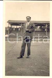 Fotografia d epoca originale 1930 ca MONZA  AUTODROMO Visitatore posa lungo la pista Fotografia FP 1