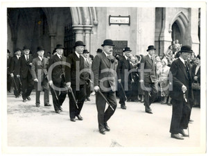Fotografia d epoca originale 1953 LONDON Coronation Rehearsal  Gentelmen with Bowler hats and umbrellas Foto 1