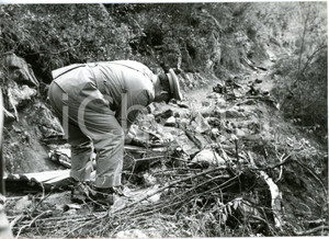 1959 MOROLO (FR) Carabiniere tra i resti del caccia dell'aeronautica precipitato